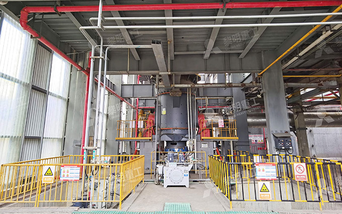 Grinder for petroleum coke and tar coke in the production of carbon anodes for aluminum