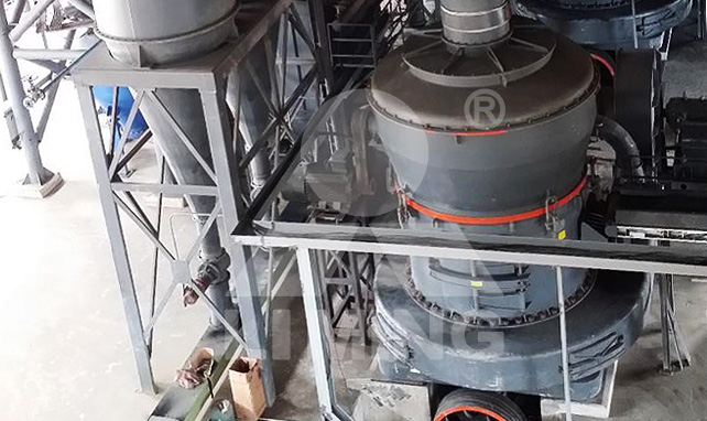 Petroleum coke grinding system for glass furnaces